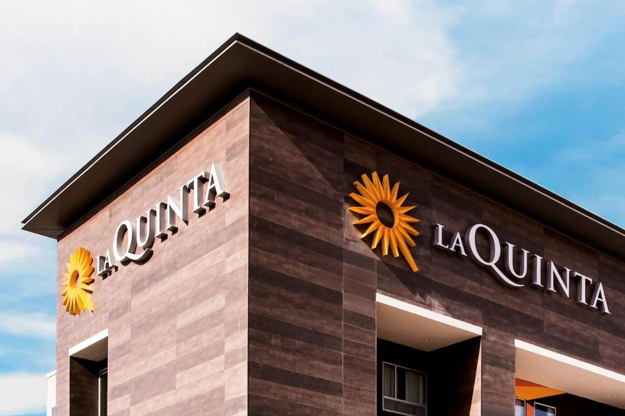 La Quinta Inn & Suites By Wyndham San Antonio Seaworld Lafb Exteriör bild