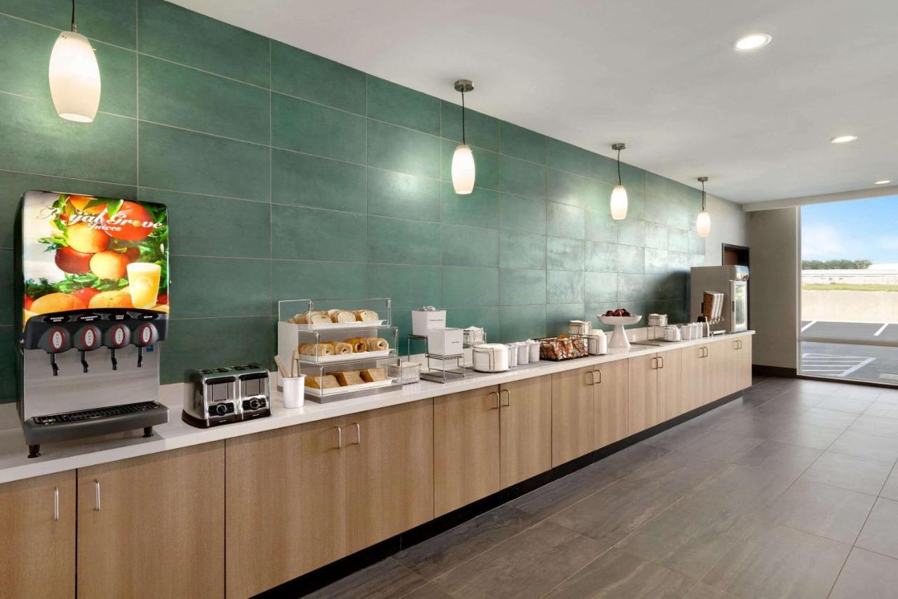 La Quinta Inn & Suites By Wyndham San Antonio Seaworld Lafb Exteriör bild