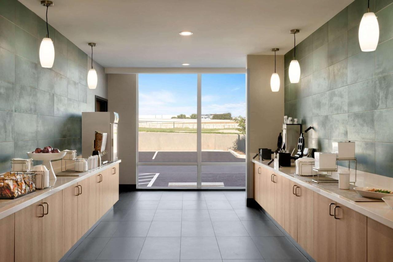 La Quinta Inn & Suites By Wyndham San Antonio Seaworld Lafb Exteriör bild