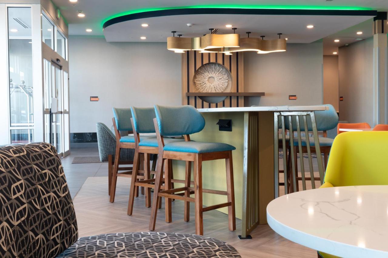 La Quinta Inn & Suites By Wyndham San Antonio Seaworld Lafb Exteriör bild