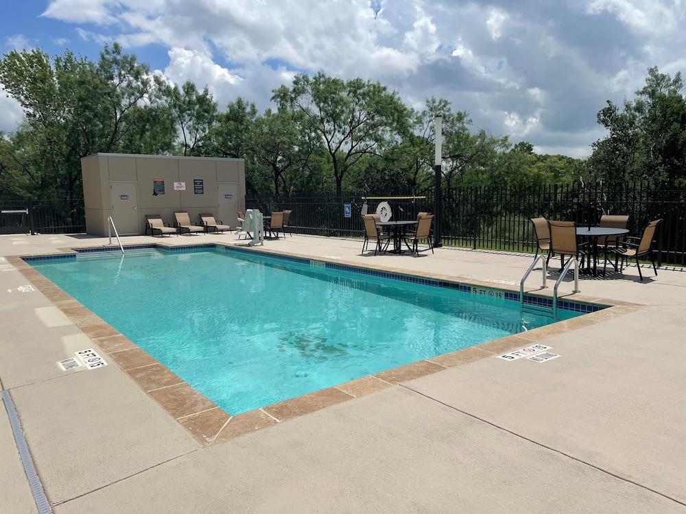 La Quinta Inn & Suites By Wyndham San Antonio Seaworld Lafb Exteriör bild