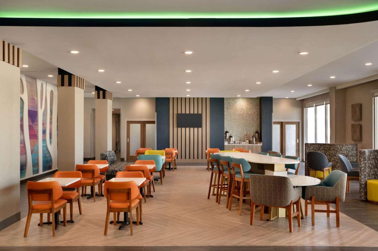 La Quinta Inn & Suites By Wyndham San Antonio Seaworld Lafb Exteriör bild