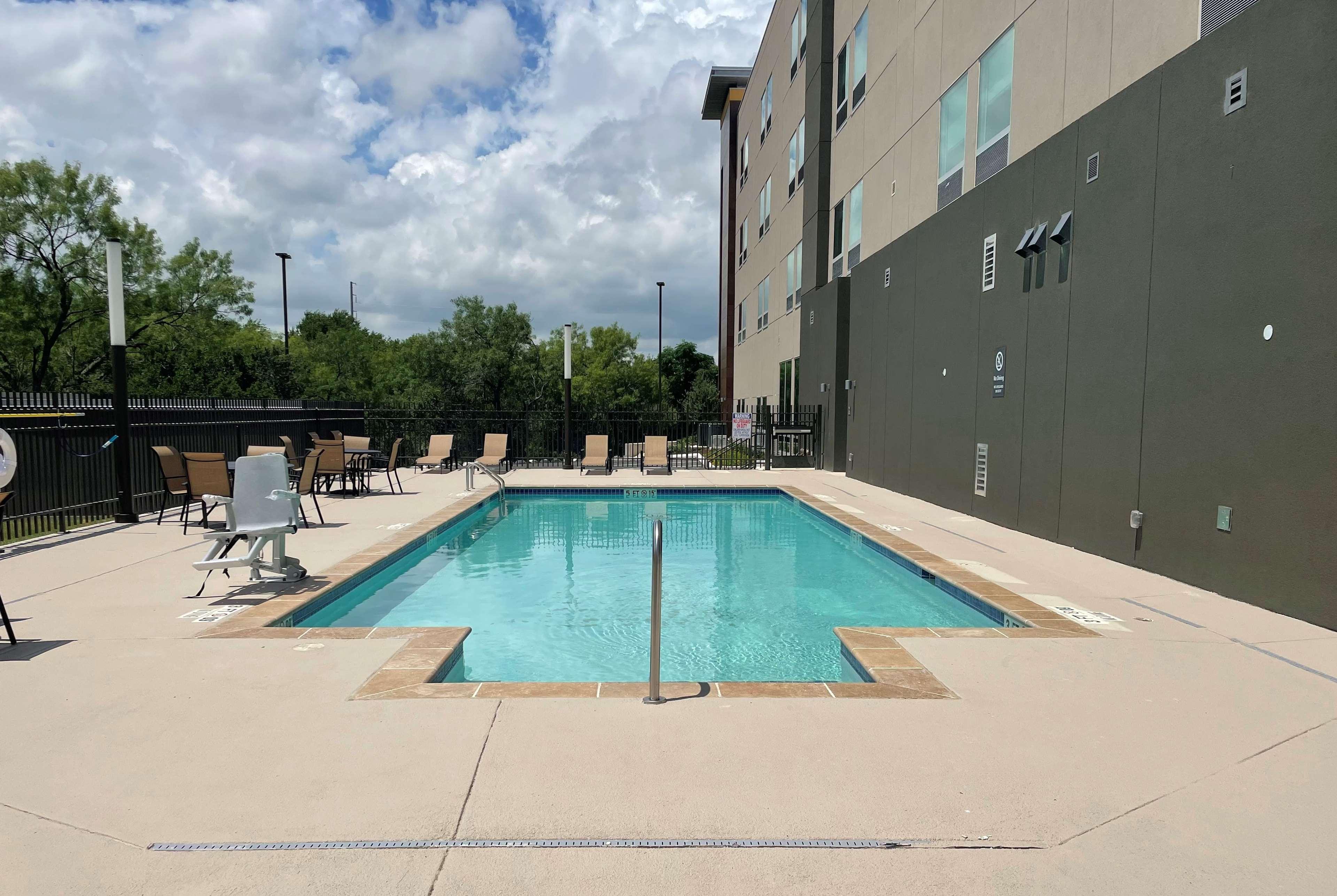 La Quinta Inn & Suites By Wyndham San Antonio Seaworld Lafb Exteriör bild