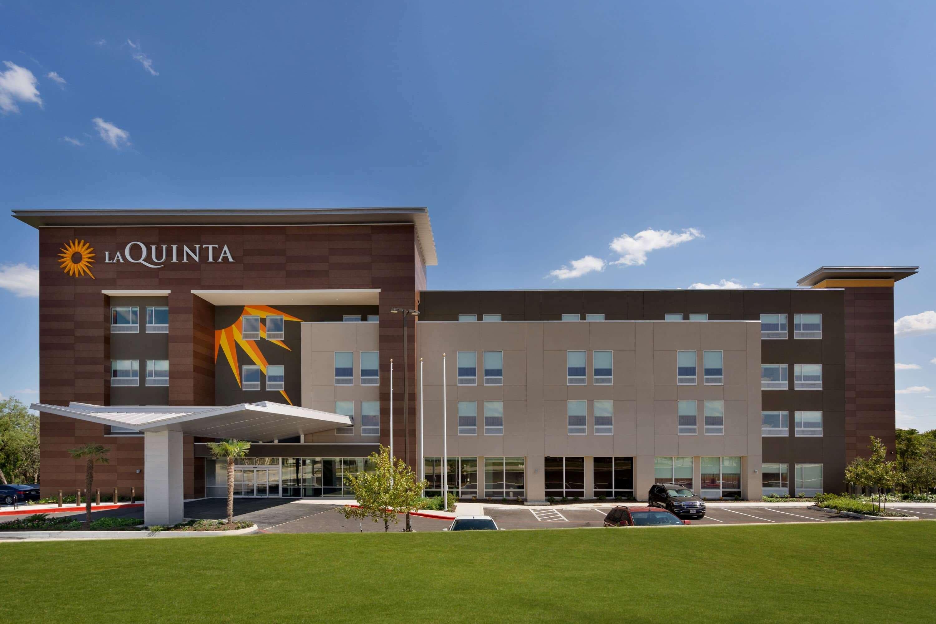 La Quinta Inn & Suites By Wyndham San Antonio Seaworld Lafb Exteriör bild