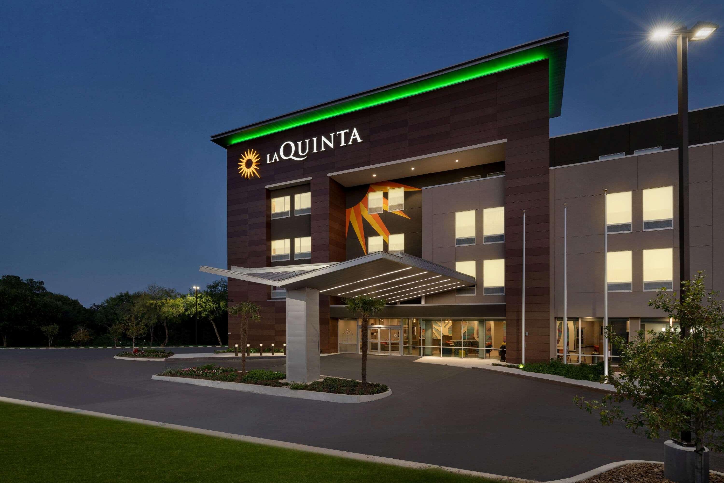 La Quinta Inn & Suites By Wyndham San Antonio Seaworld Lafb Exteriör bild