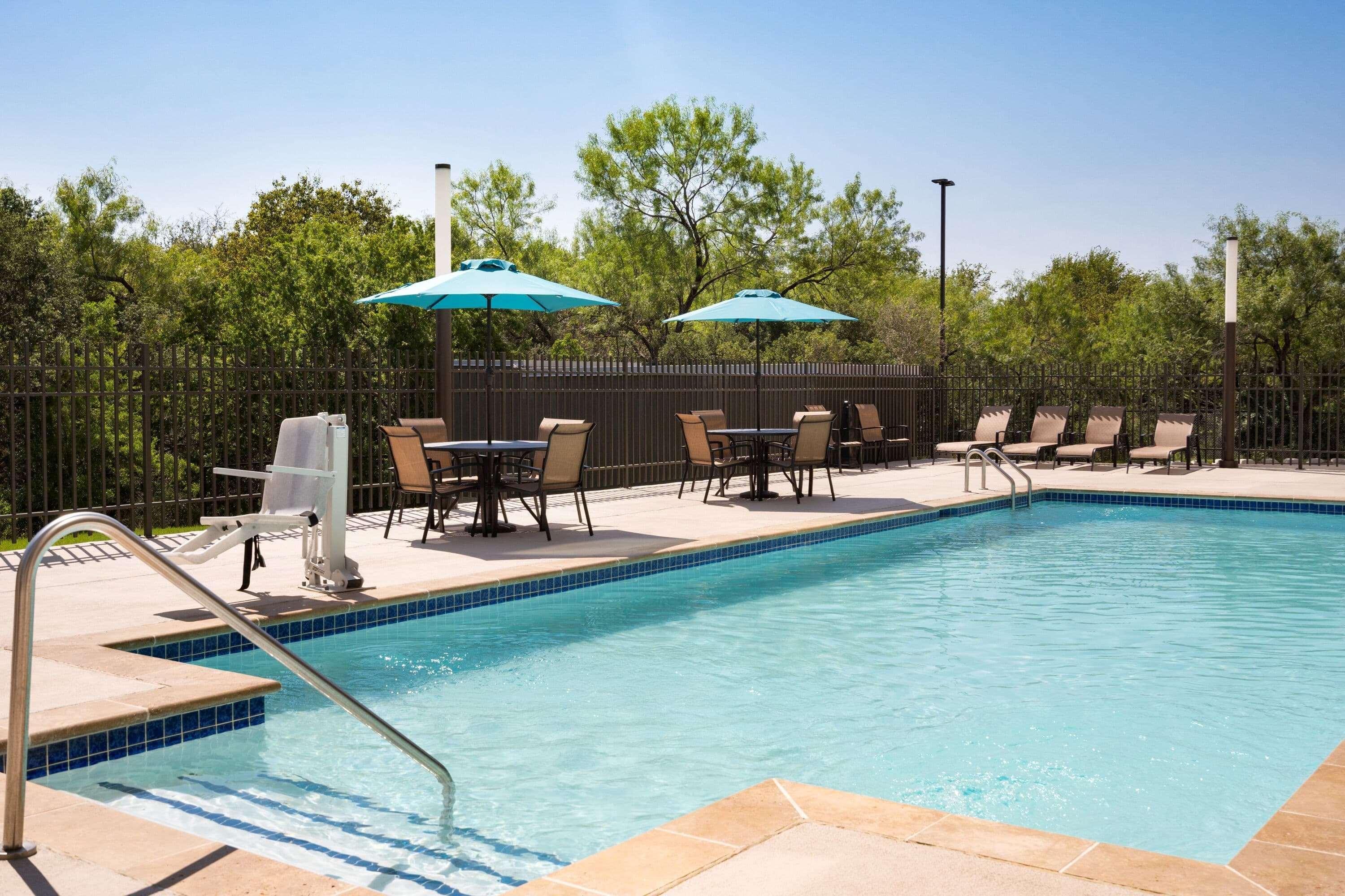 La Quinta Inn & Suites By Wyndham San Antonio Seaworld Lafb Exteriör bild