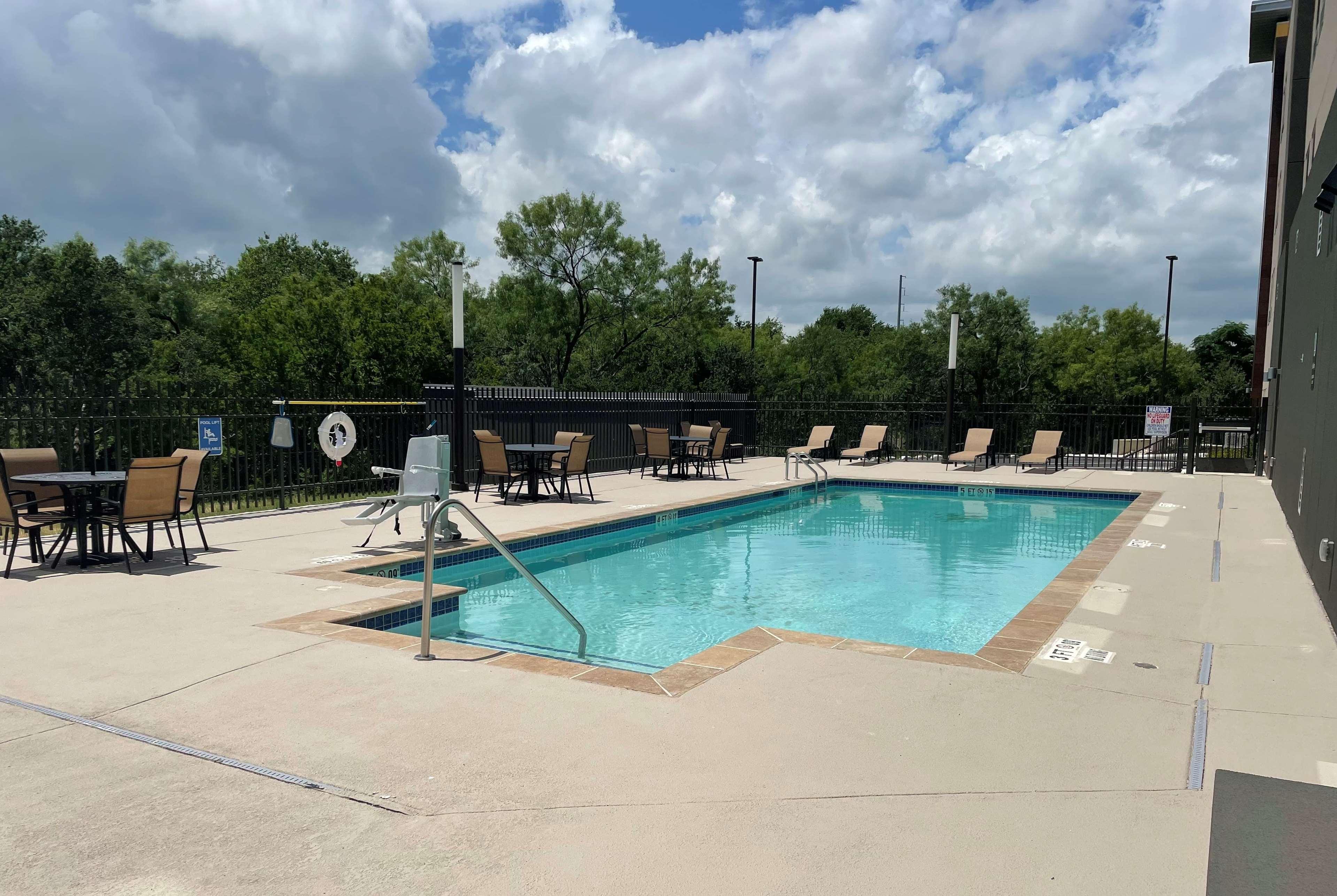 La Quinta Inn & Suites By Wyndham San Antonio Seaworld Lafb Exteriör bild