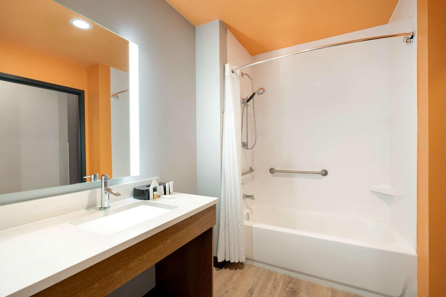 La Quinta Inn & Suites By Wyndham San Antonio Seaworld Lafb Exteriör bild